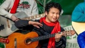 09 News Alan Playing Guitar 286x300 1
